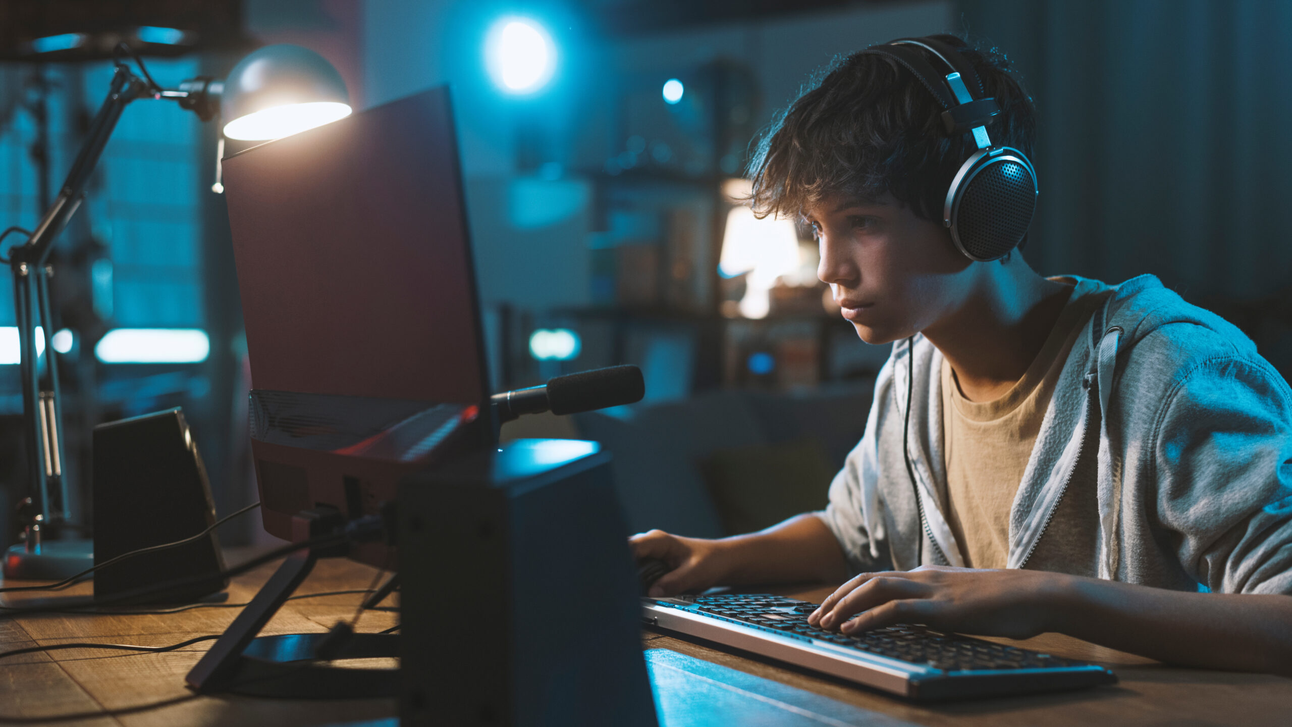 Jugendlicher am Computer